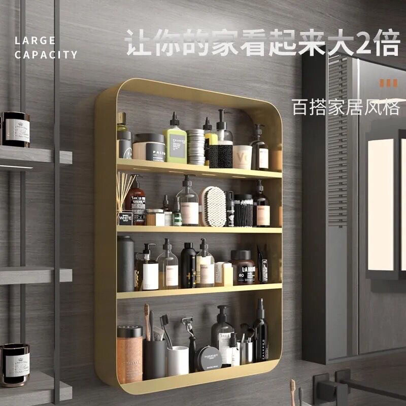 Bức tường nhà vệ sinh có đồ trang điểm.