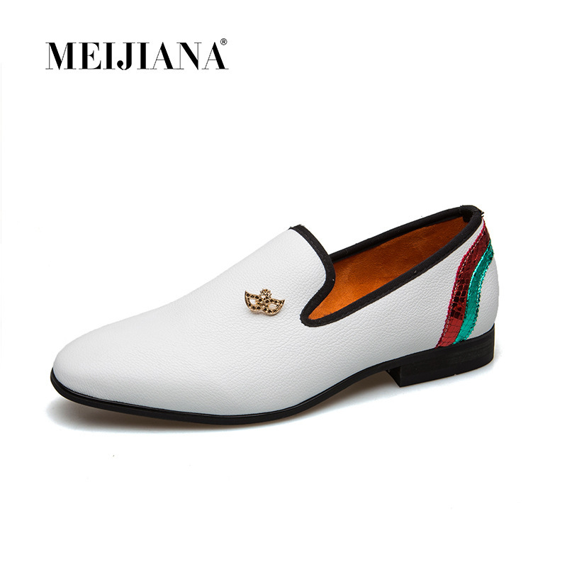 In the fall and winter, the new Korean-style fashion-headed soft-skinned man rose by the breath of a young man in his leisure business shoes.