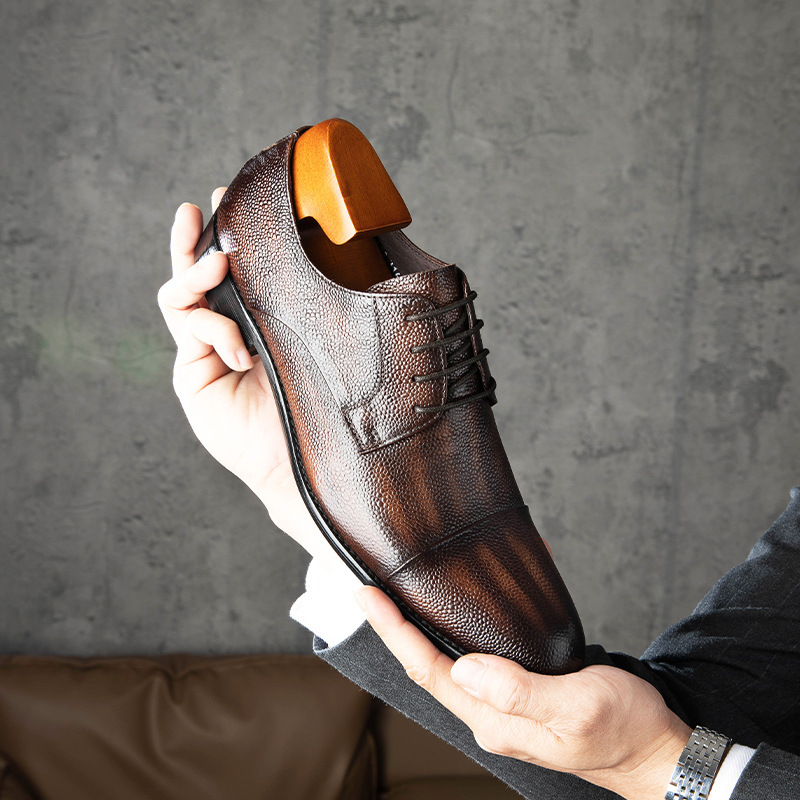 Man's leather shoes are being fitted with English-headed bullskin shoes.