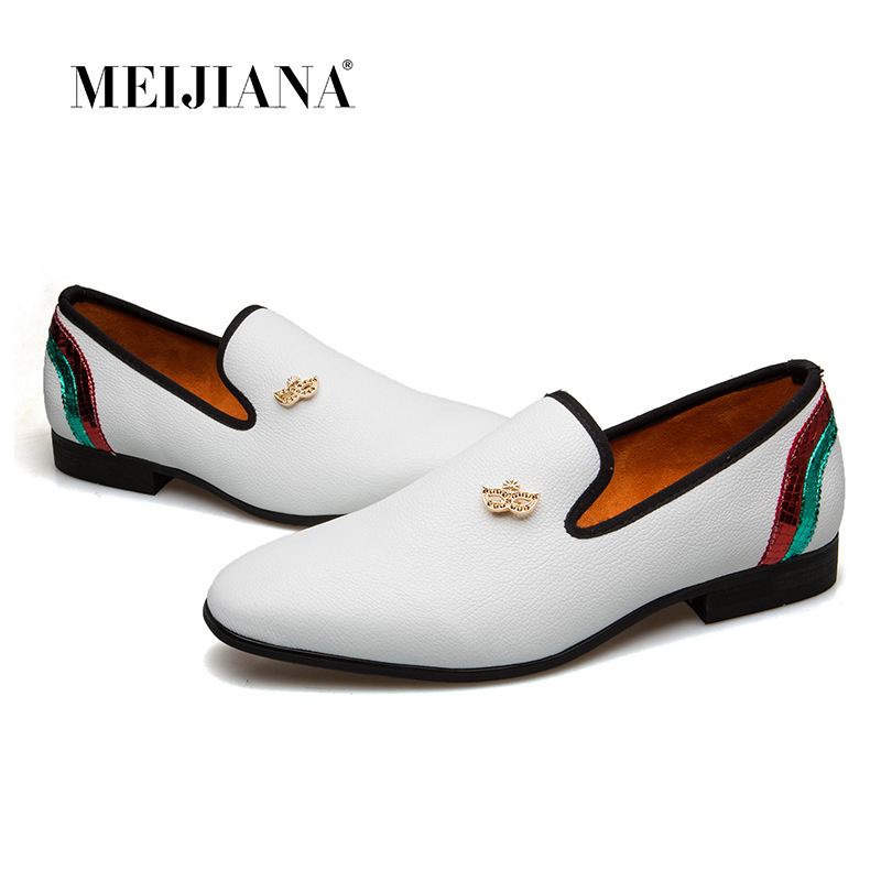In the fall and winter, the new Korean-style fashion-headed soft-skinned man rose by the breath of a young man in his leisure business shoes.