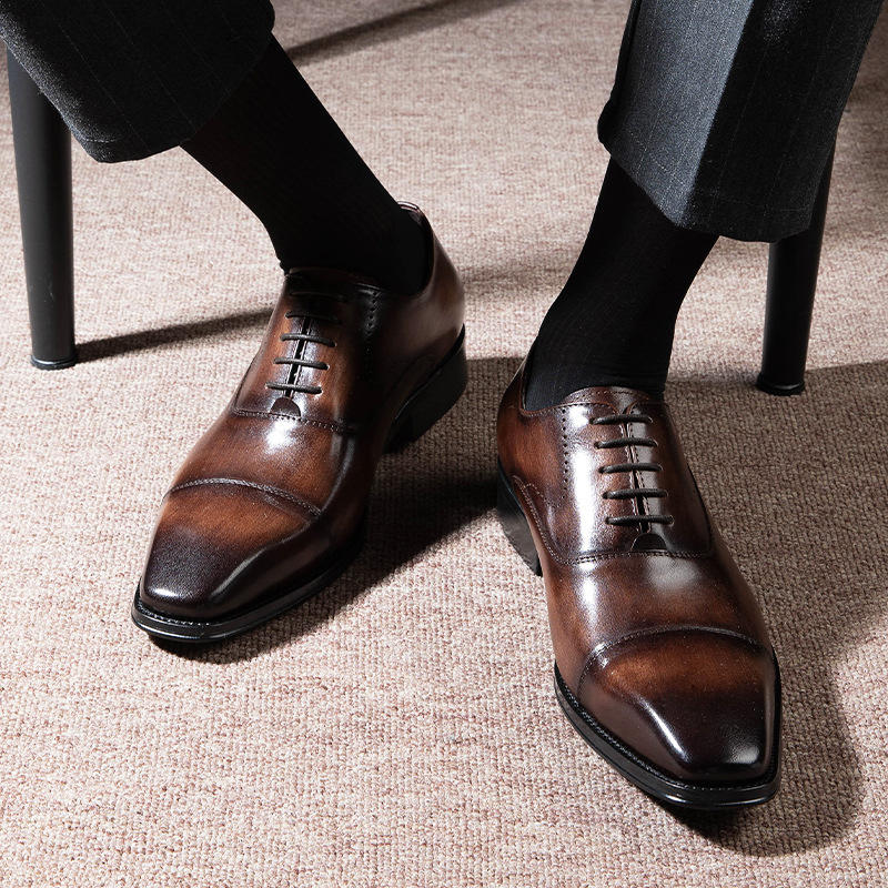 The man with the shoes, the man with the leather, the summer leisure business, is wearing a head-covered bullskin, the father with the high-end British wind.