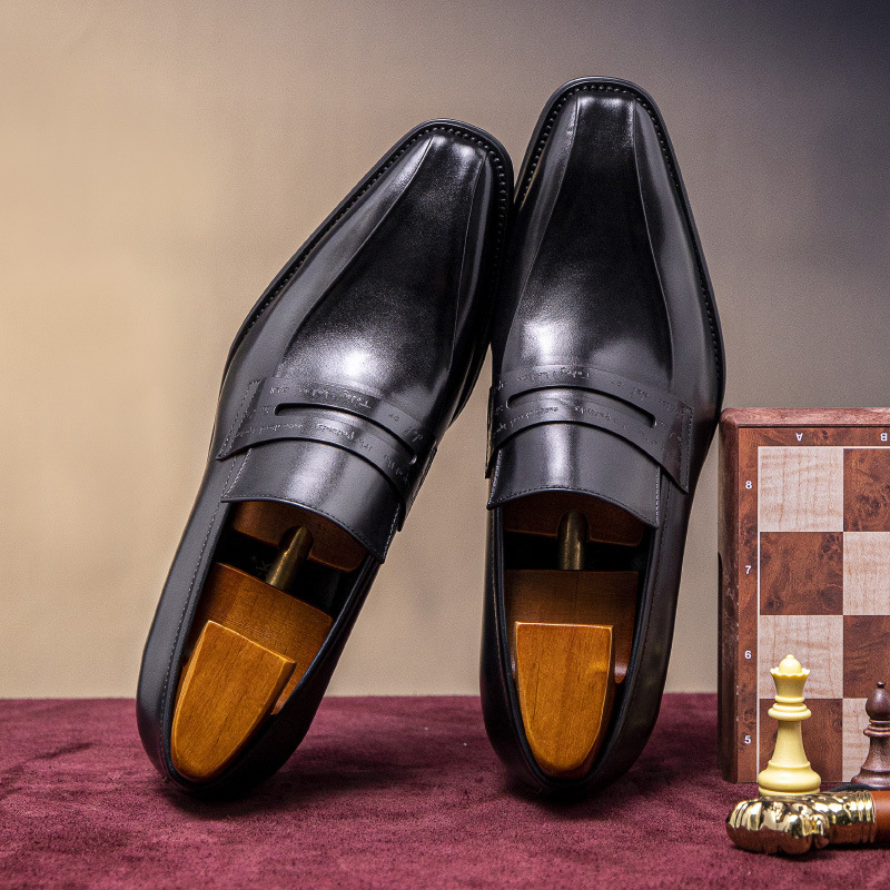Men's businesses are wearing leather shoes and pelts, and they're wearing lavish shoes.