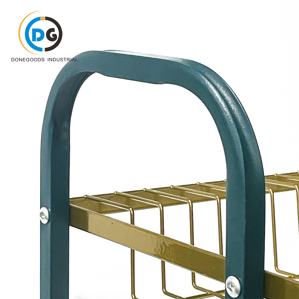 Một chiếc xe ba bánh đứng ở nhà với một tủ bếp và một cái que bọc carbon.