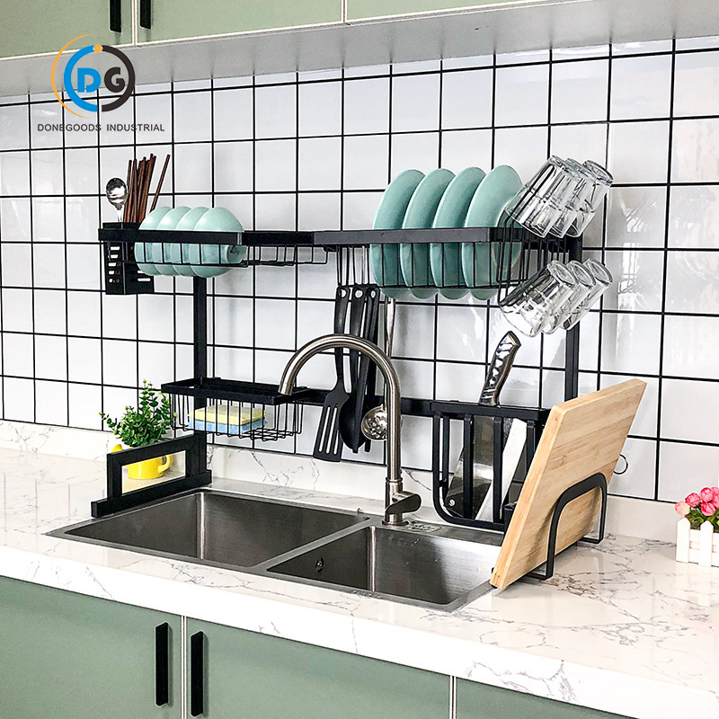 Nhà bếp chìm bên cạnh những cái bát, những cái chén có thể nhân rộng, những cái giá bê tông.