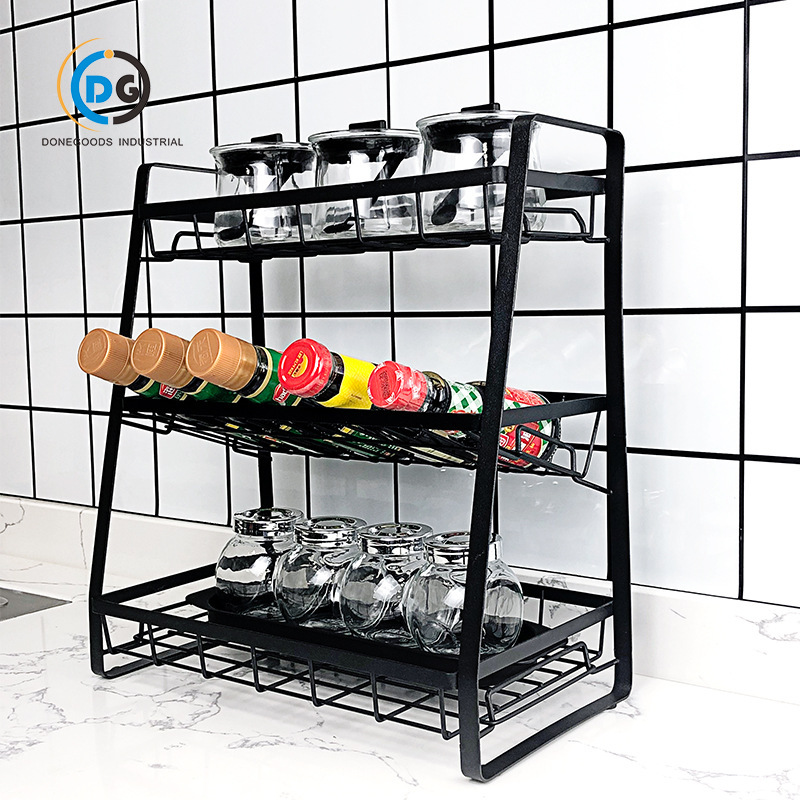 Một kệ 3 loại gia vị trên sàn của một nhà bếp.