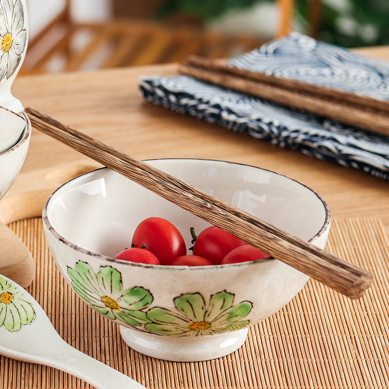 Những đôi đũa cánh gà sử dụng 10 cặp tự nhiên, không sơn, những đôi đũa bằng gỗ sáp cho những gia đình đông người.