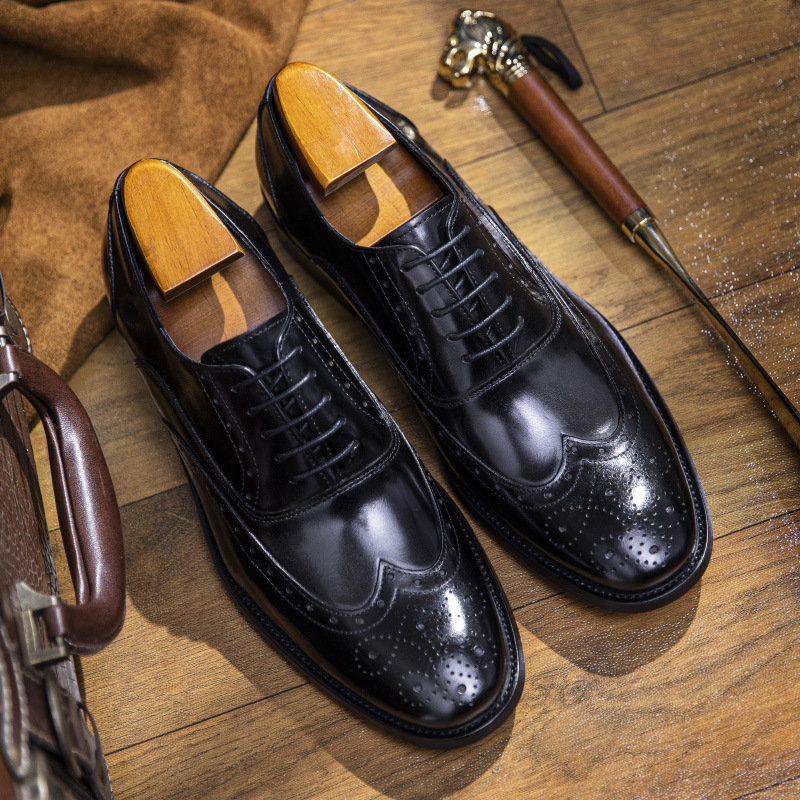 Leather Shoeman Business is in the middle of a man-skin-skin-skin-skin sculpting Braddock 2022 new wedding shoes.