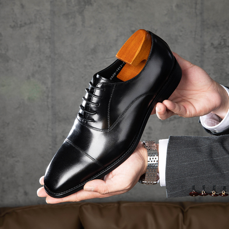 The man with the shoes is wearing three Oxford boys' shoes for the summer.