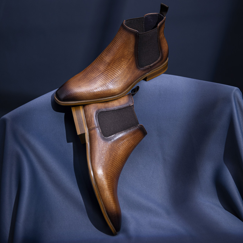 The new Chelsea Boots in the fall and winter are wearing Martin's boots.