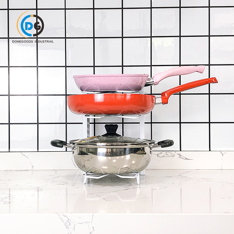 Ngăn tủ bếp điều chỉnh cái chảo trong tủ.