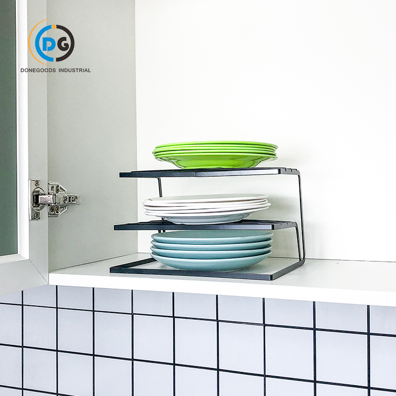 Nhà bếp được sắp xếp ngăn tủ với những điều huyền bí kéo dài, bàn sắt nguyên chất.