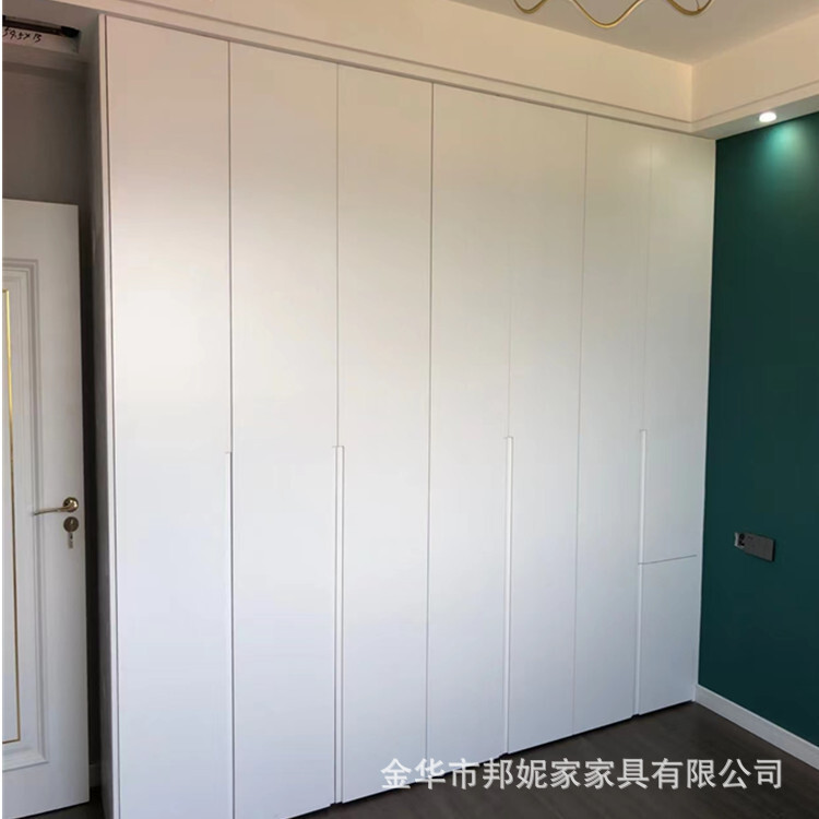 The entire closet door is customised by modern, simple, multi-layered paint.