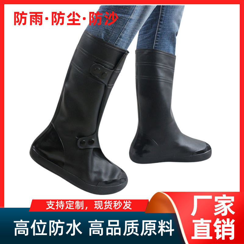 Những đôi giày chống mưa mới được hòa trộn vào những đôi giày chống thấm nước và làm mềm hơn cho người lớn bên ngoài mặt đất