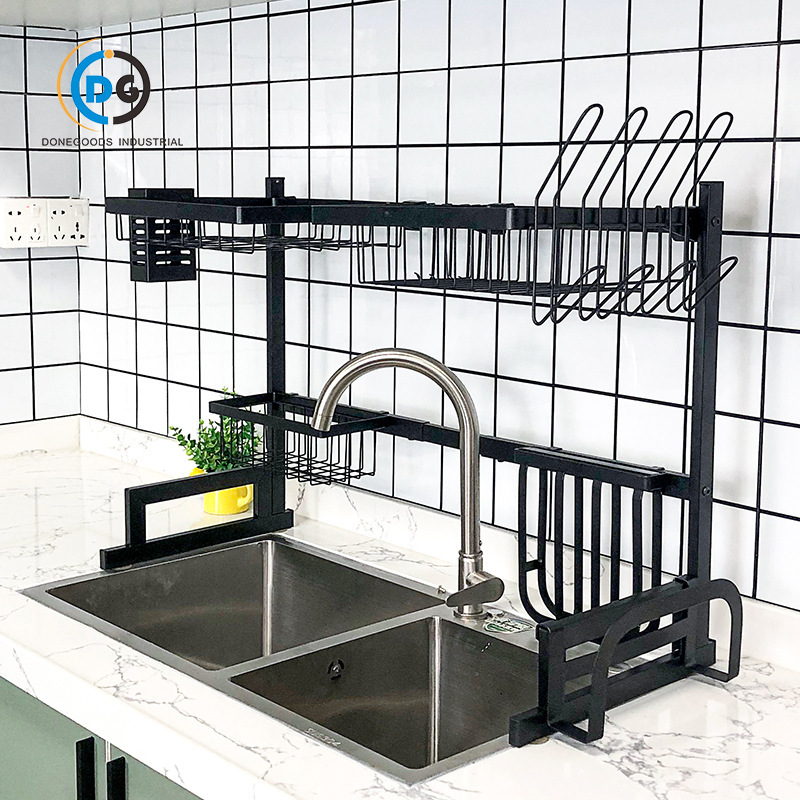 Nhà bếp chìm bên cạnh những cái bát, những cái chén có thể nhân rộng, những cái giá bê tông.