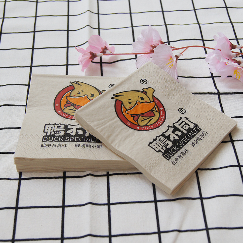 The 250-coloured square paper commercial campaign printed the napkins of the Logo restaurant and folded napkins