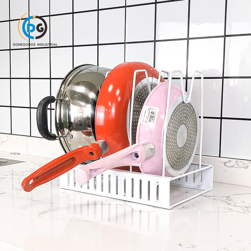 Ngăn tủ bếp điều chỉnh cái chảo trong tủ.