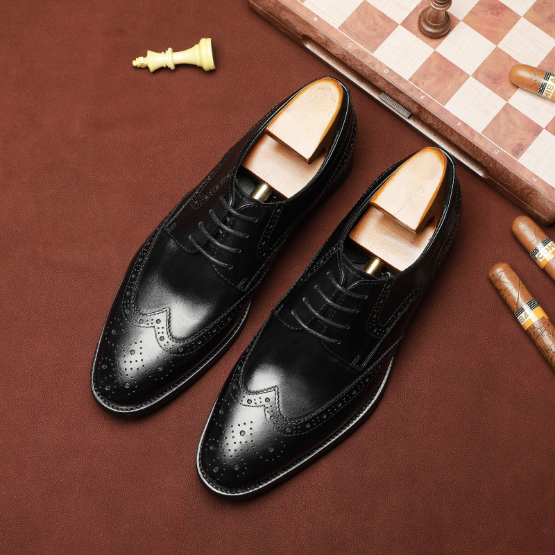 The man's leather shoes are wearing a sculptor-sculpture sculpture to support a substitute.