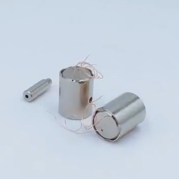 A small plant with a mini-circle micro-magnetic intelligence, an automatic straight-flow cylindrical magnet.