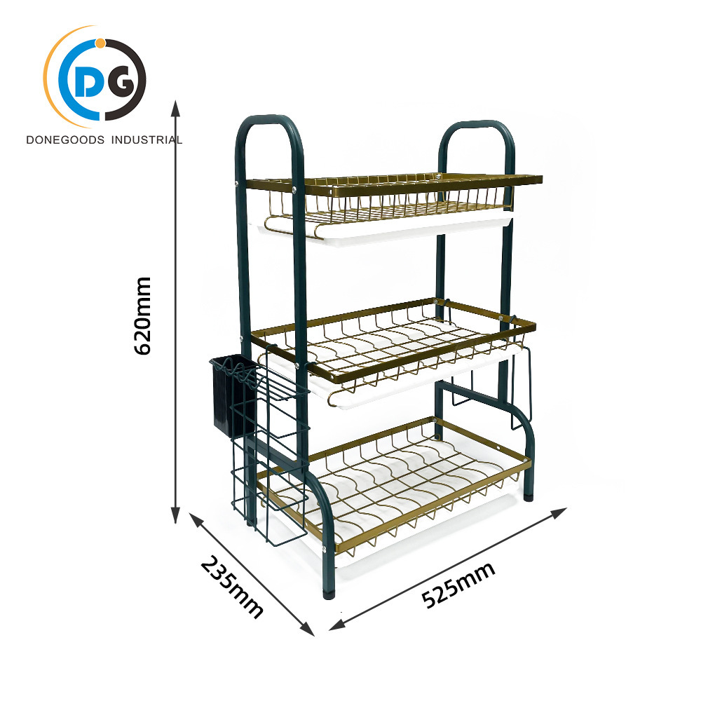 Một chiếc xe ba bánh đứng ở nhà với một tủ bếp và một cái que bọc carbon.