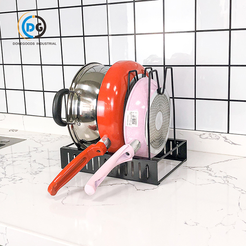 Ngăn tủ bếp điều chỉnh cái chảo trong tủ.