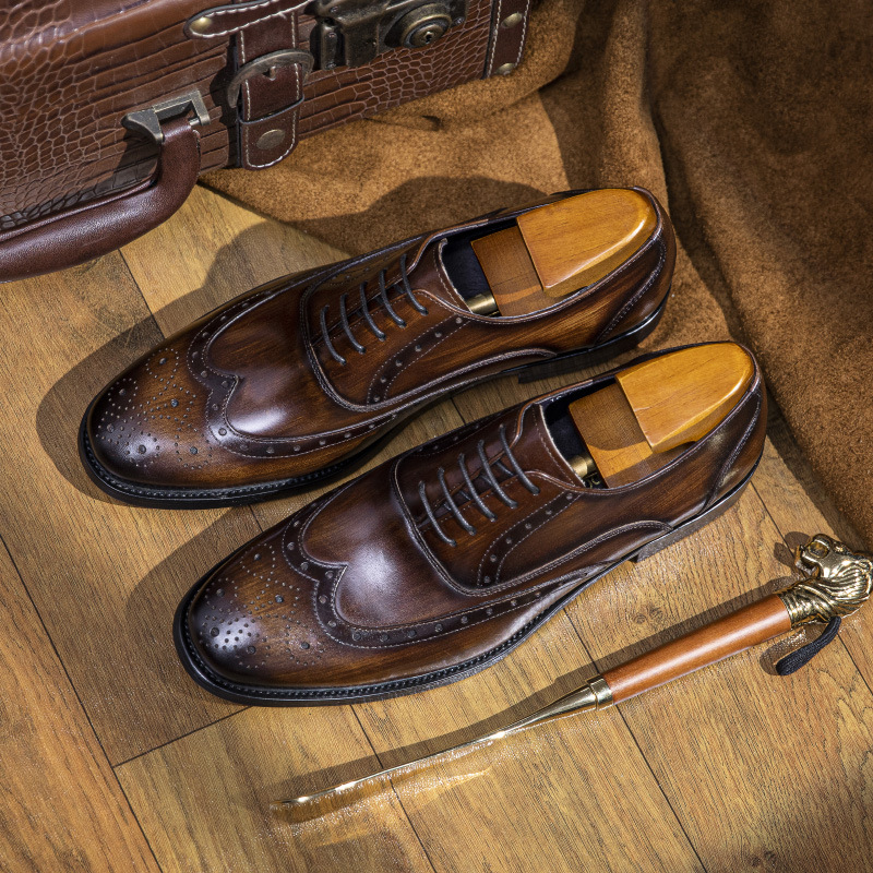 Leather Shoeman Business is in the middle of a man-skin-skin-skin-skin sculpting Braddock 2022 new wedding shoes.