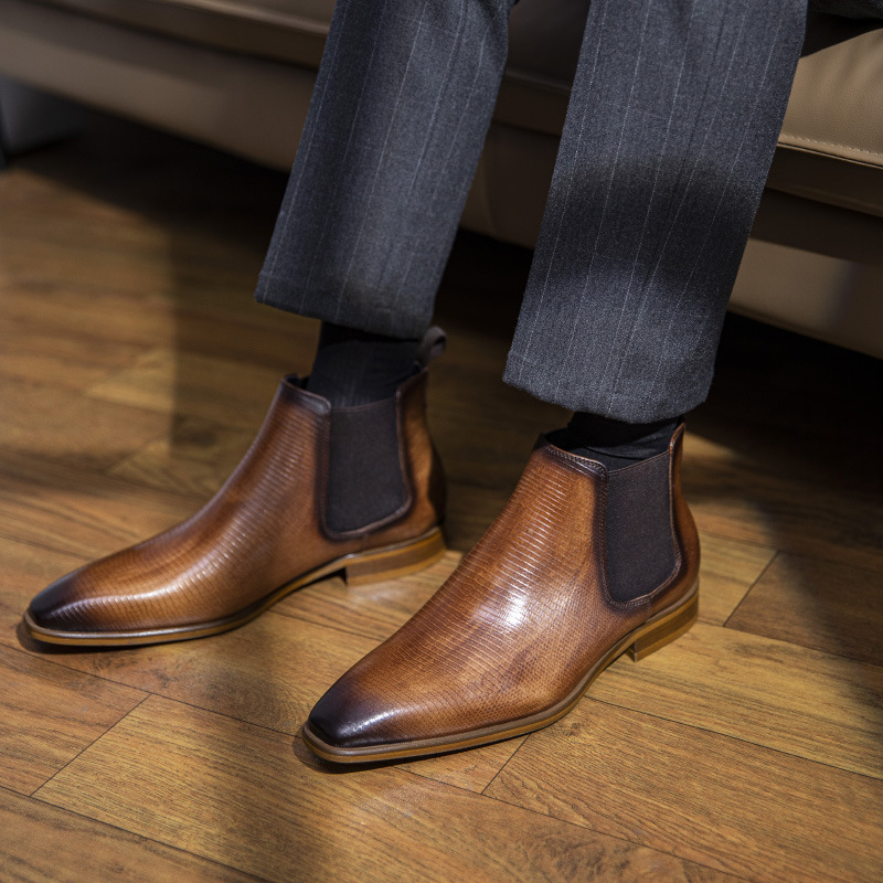 The new Chelsea Boots in the fall and winter are wearing Martin's boots.