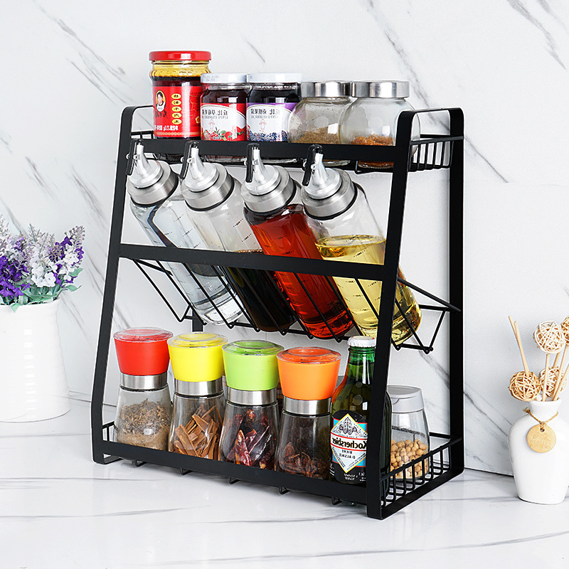 Một kệ 3 loại gia vị trên sàn của một nhà bếp.