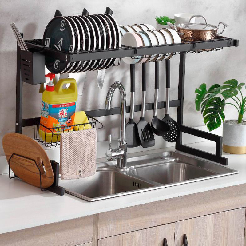 Nhà bếp ở phía bên bồn rửa chén nhận được bồn rửa, bồn rửa chén và chén bát.
