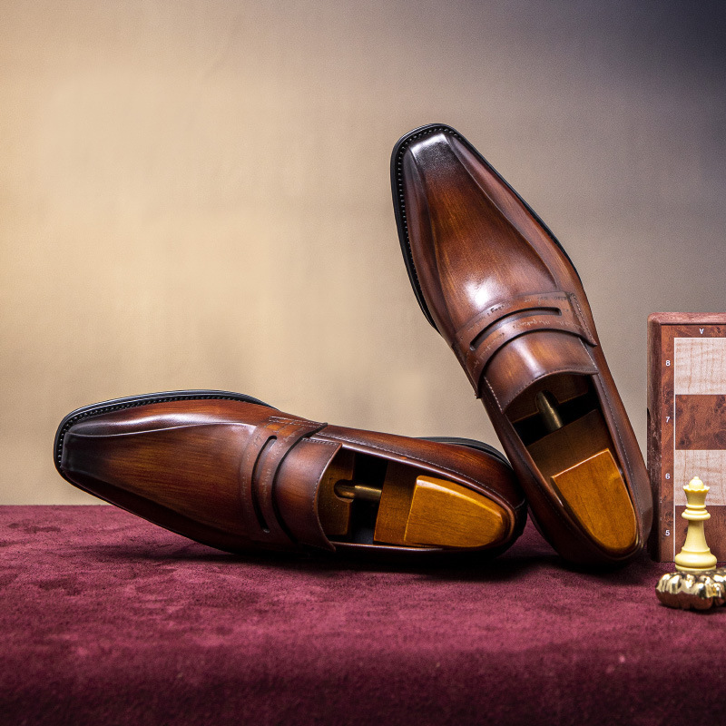 Men's businesses are wearing leather shoes and pelts, and they're wearing lavish shoes.