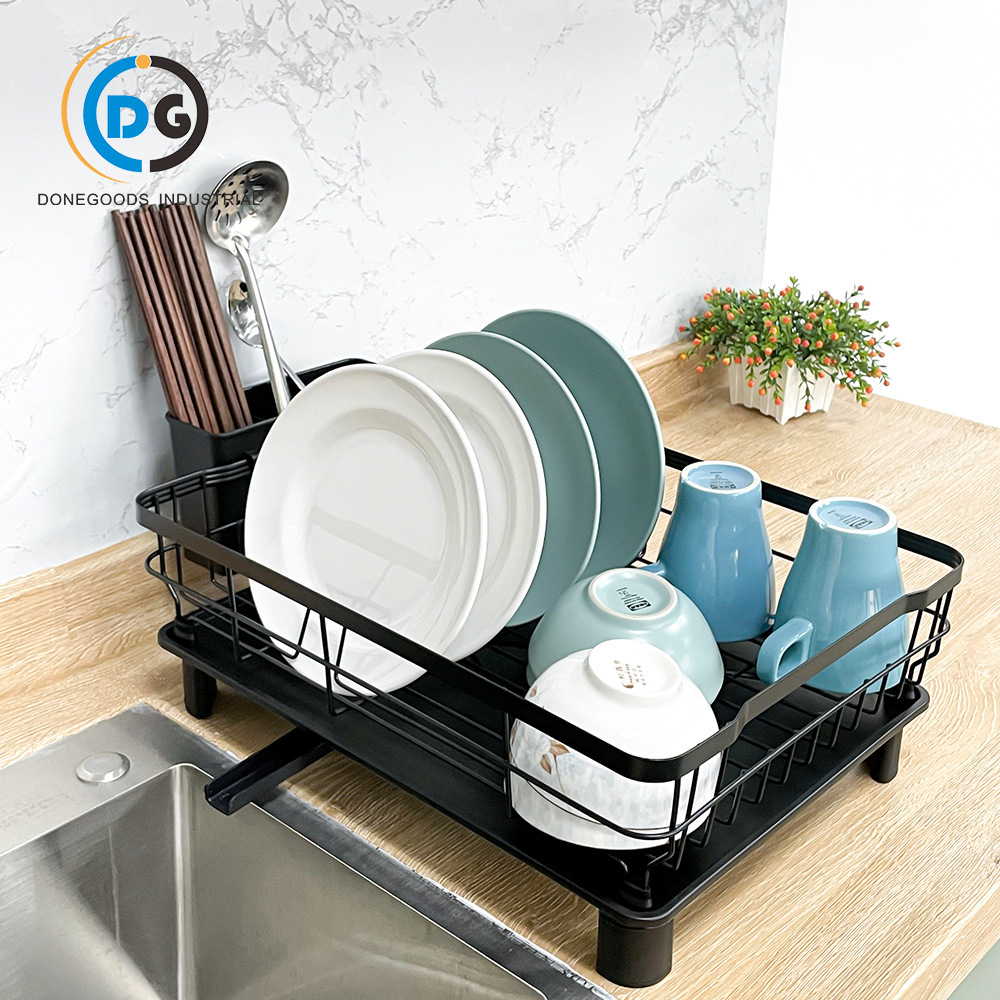 Nhà bếp cao chân bằng nhựa đường một tầng, máng quay, và kệ chén bát.