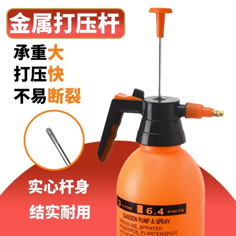 Nhà làm vườn nhựa dày hơn 2 lít 3 lít cho cây nở hoa với một bi-đông lớn màu cam.