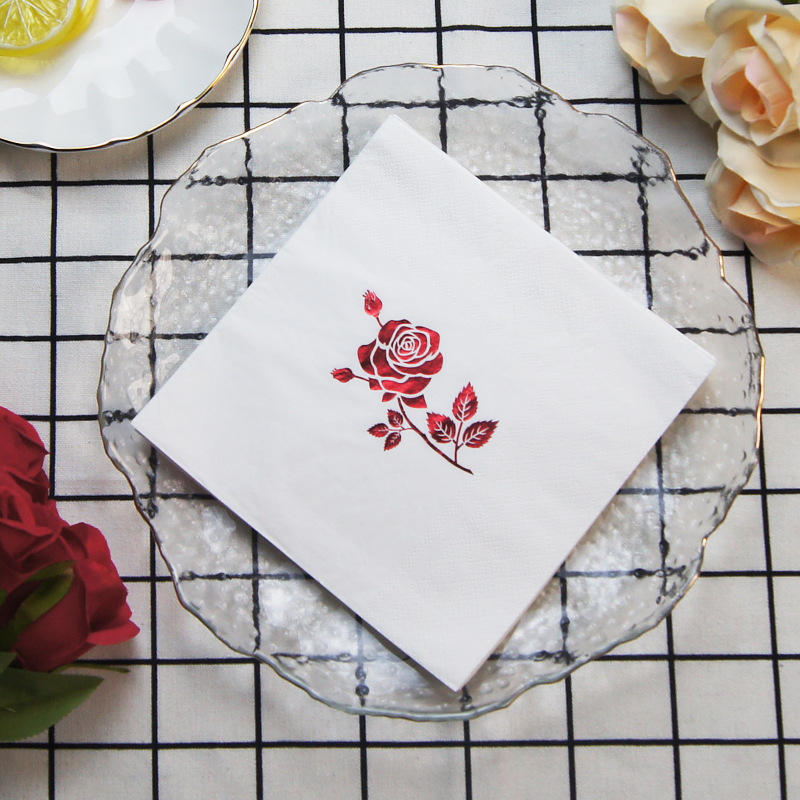 The wedding wedding dinner table is full of 3,000 boxes of hot napkins and turbans.