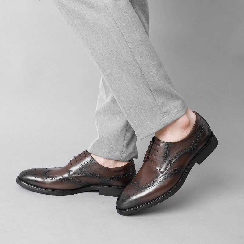 The man's leather shoes are wearing a sculptor-sculpture sculpture to support a substitute.