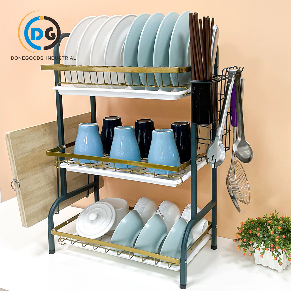 Một chiếc xe ba bánh đứng ở nhà với một tủ bếp và một cái que bọc carbon.
