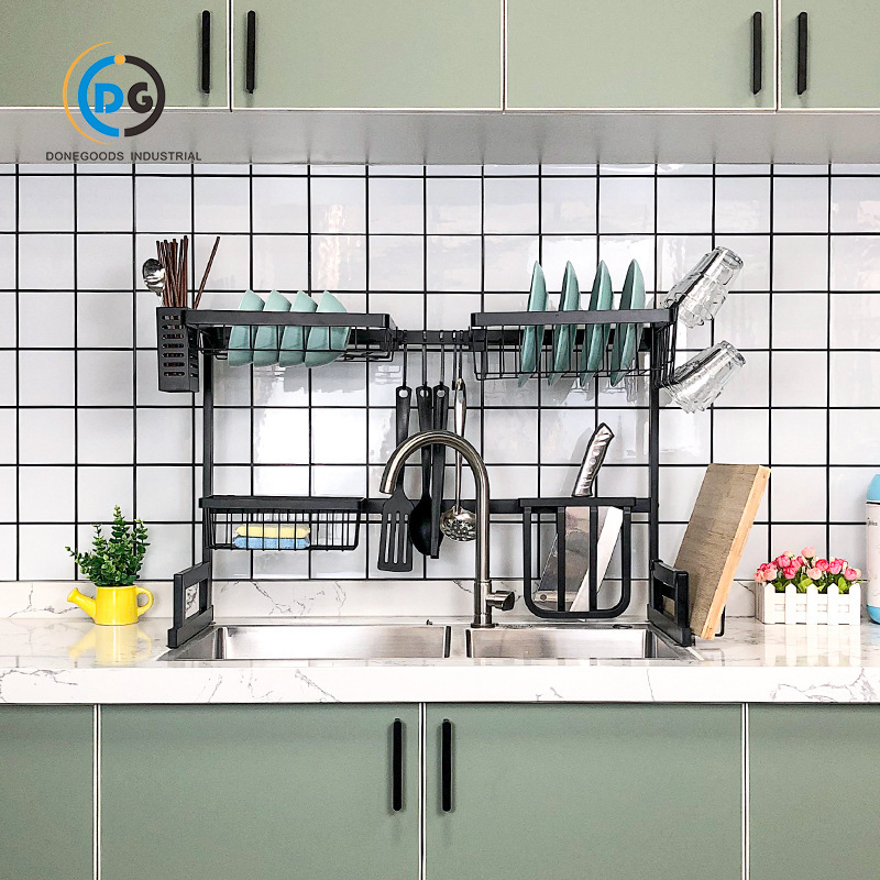 Nhà bếp chìm bên cạnh những cái bát, những cái chén có thể nhân rộng, những cái giá bê tông.