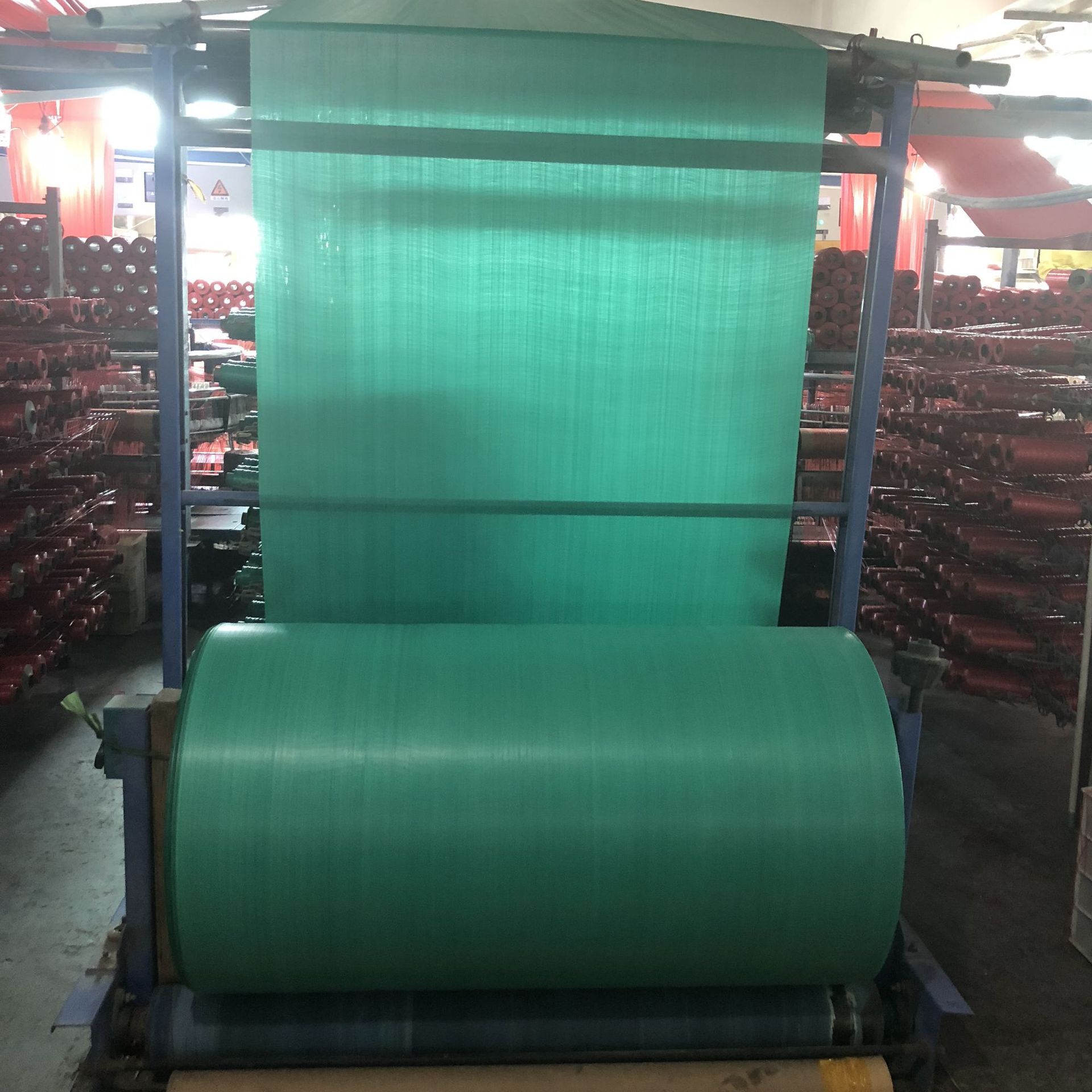 Một lớp màng màu trắng tổng hợp, một lưỡi hái dệt, dệt, sàn che chở
