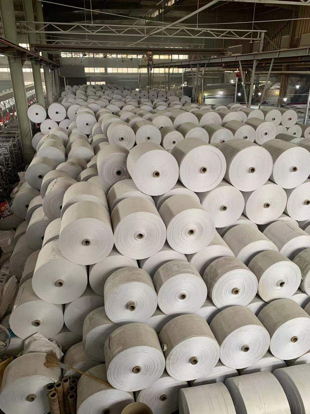 Toàn bộ túi xách và cửa sổ được bao bọc trong màng bảo vệ