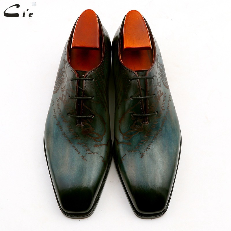 The factory sells a man's shoes from his Aces Leather Business Recreation Handiwork under the skin