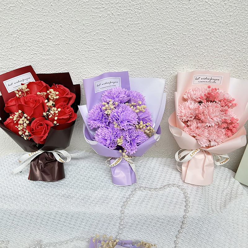 Ngày Valentine sáng tạo những bông hoa nhỏ được lấp đầy bởi chiếc hộp bánh sao khô với hoa và quà.