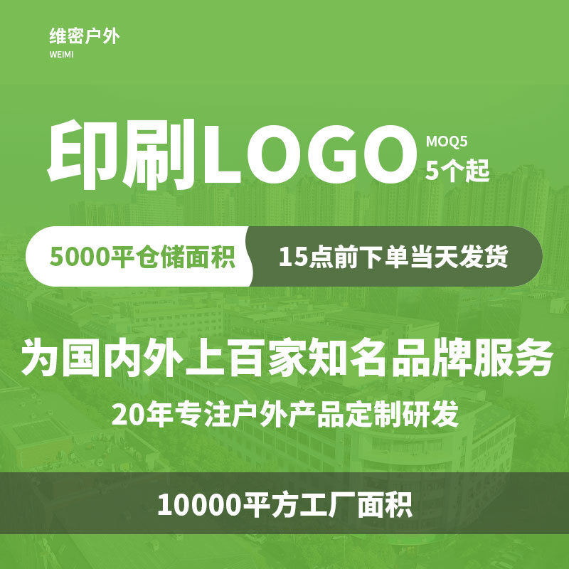 20LPVC túi chống thấm nước từ hai túi bảo vệ vai, trôi về phía dòng suối.