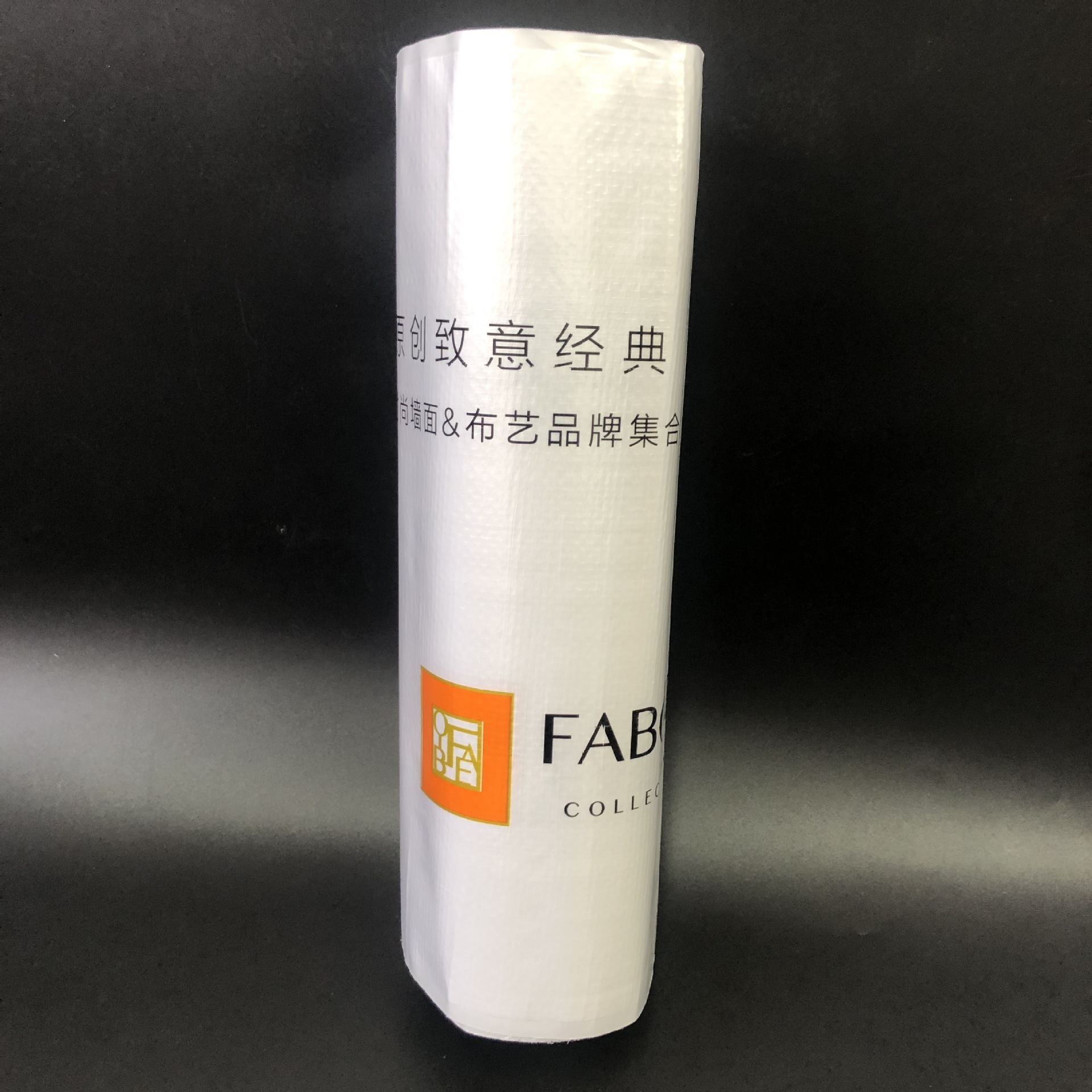 Một chiếc xe trượt patin tự chế, được sơn trên tường.