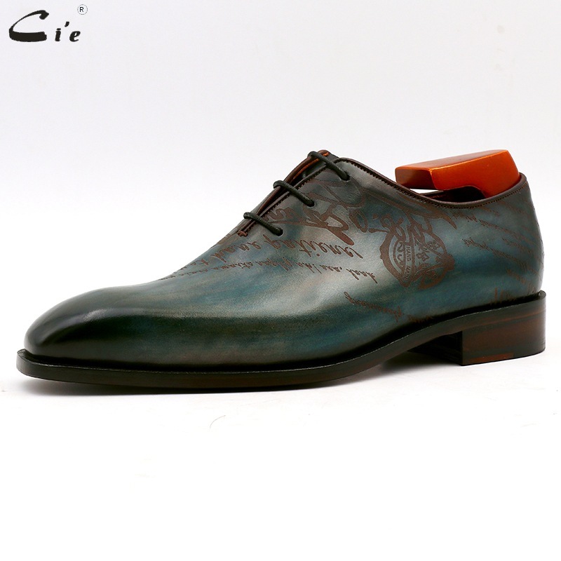 The factory sells a man's shoes from his Aces Leather Business Recreation Handiwork under the skin