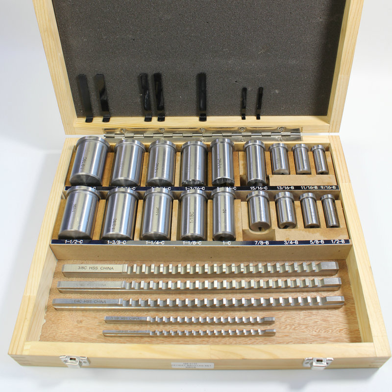 30 pairs of British lacerations, lined-up cleavers, standard utensils.