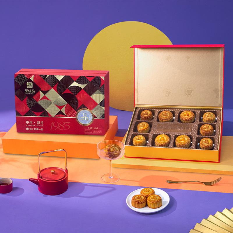 Autumn lunar box with a wide variety of flavors.