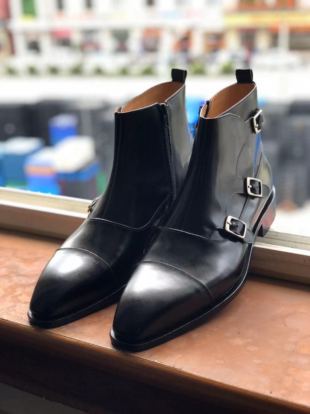 A man's boots in the spring and autumn, and a man's boots in the middle of Martin's boots.