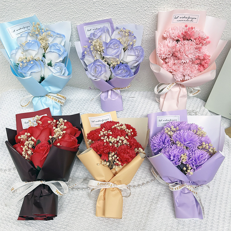 Ngày Valentine sáng tạo những bông hoa nhỏ được lấp đầy bởi chiếc hộp bánh sao khô với hoa và quà.