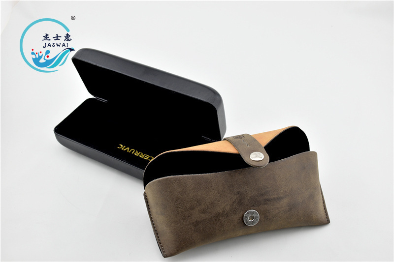 The manufacturer customises the box with flexible leather glasses bags and button-up glasses.