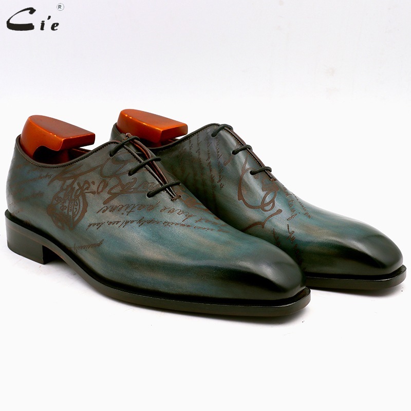 The factory sells a man's shoes from his Aces Leather Business Recreation Handiwork under the skin