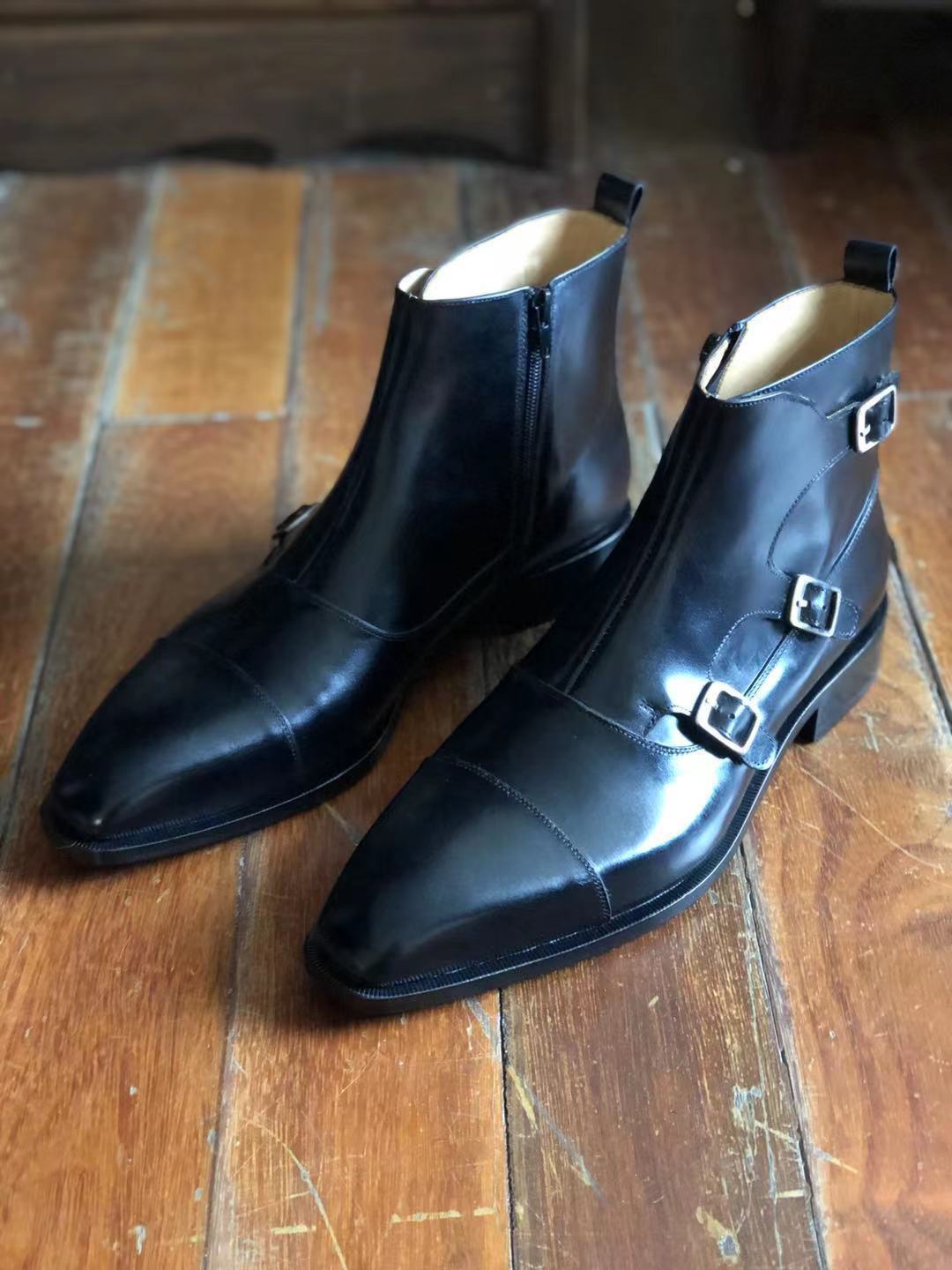 A man's boots in the spring and autumn, and a man's boots in the middle of Martin's boots.