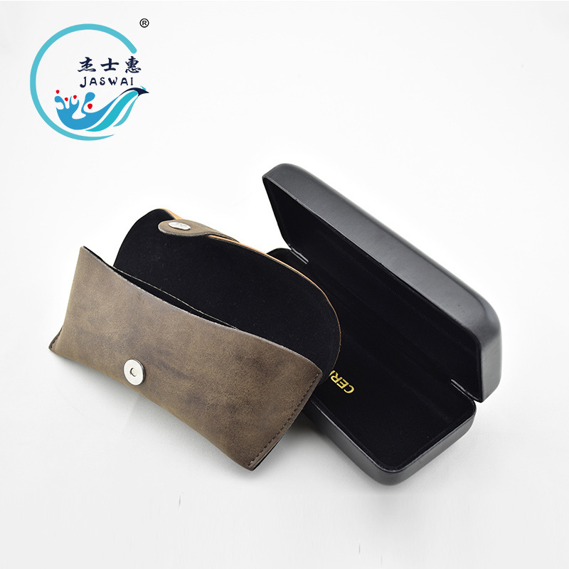 The manufacturer customises the box with flexible leather glasses bags and button-up glasses.